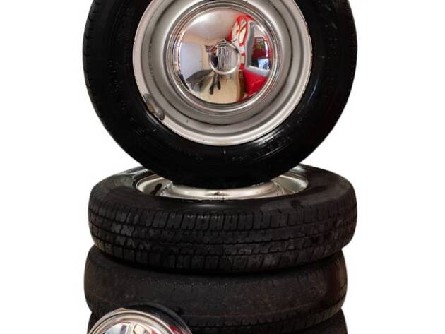 Juego llantas originales Seat 600 con tapacubos