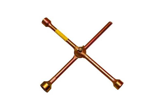 Llave de ruedas plegable con refuerzo