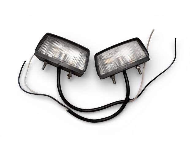 Par de pilotos universales con carcasa roja y blanca. 8,5x3,5